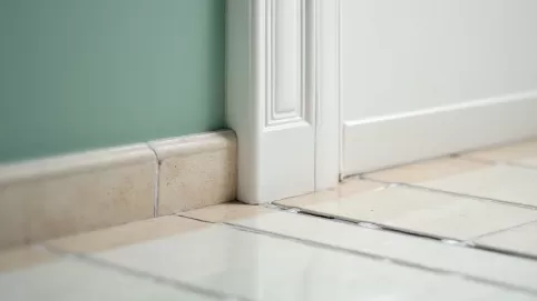 Wykończenie płytek przy ścianie